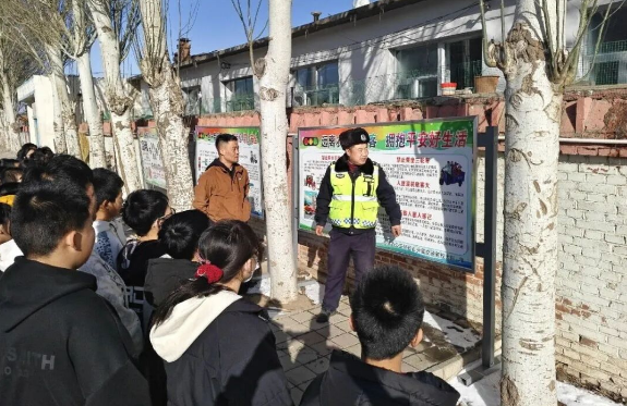 暖春护学松山公安“护校安园”伴成长(图4)